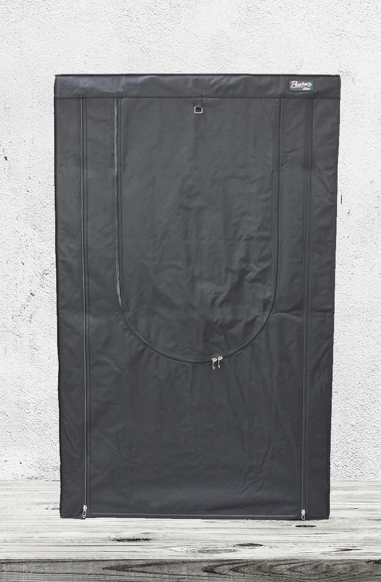 Geschlossene Growbox vor heller Wand