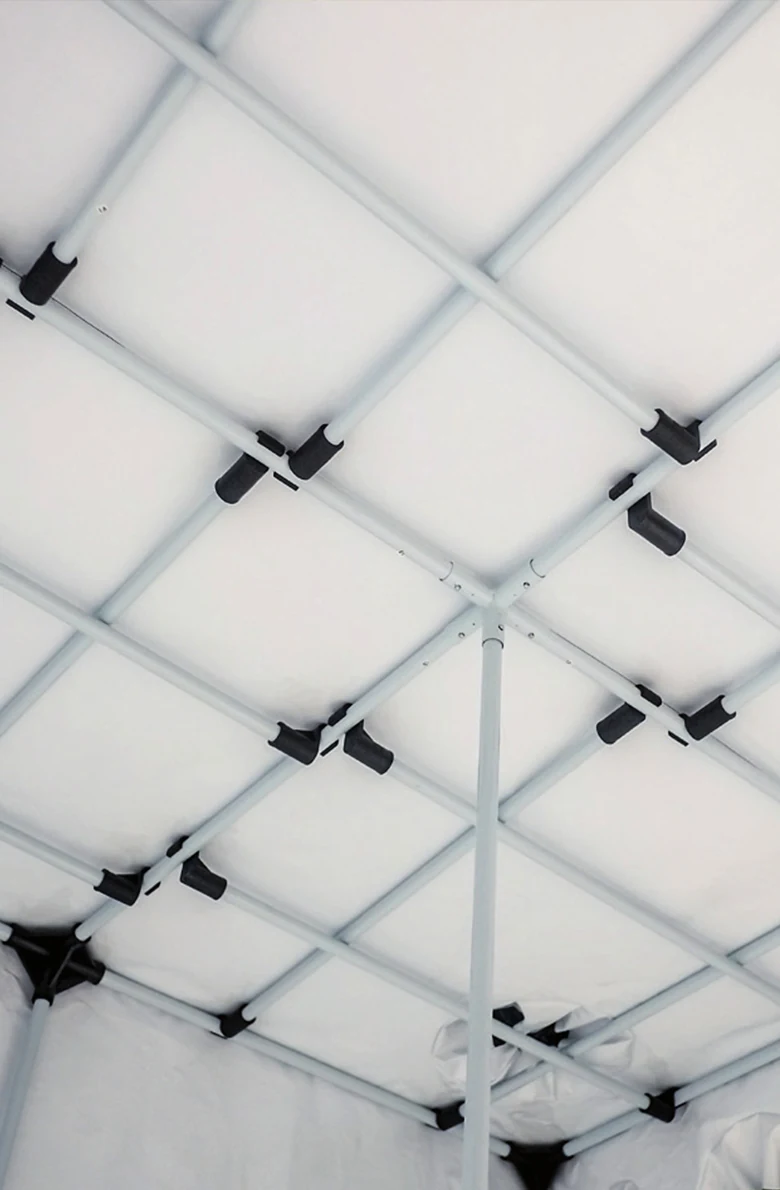 Zeltgestänge mit Kreuzverbindern unter dem Dach einer Growbox